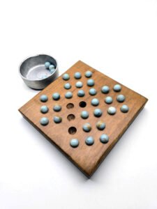 Senku de madera y bolitas (canicas)