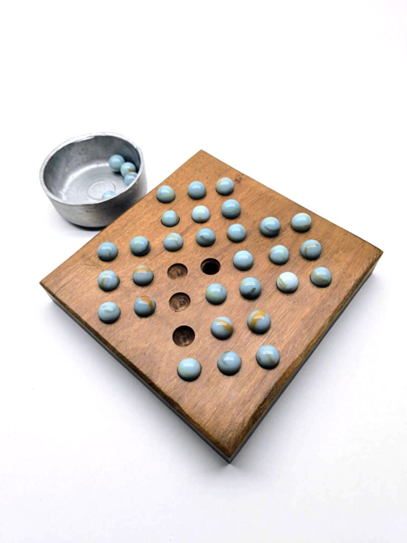 Senku de madera y bolitas (canicas) - Imagen 4