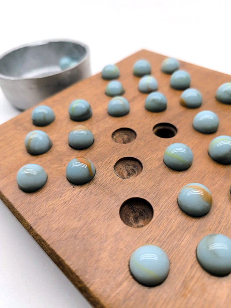 Senku de madera y bolitas (canicas) - Imagen 2