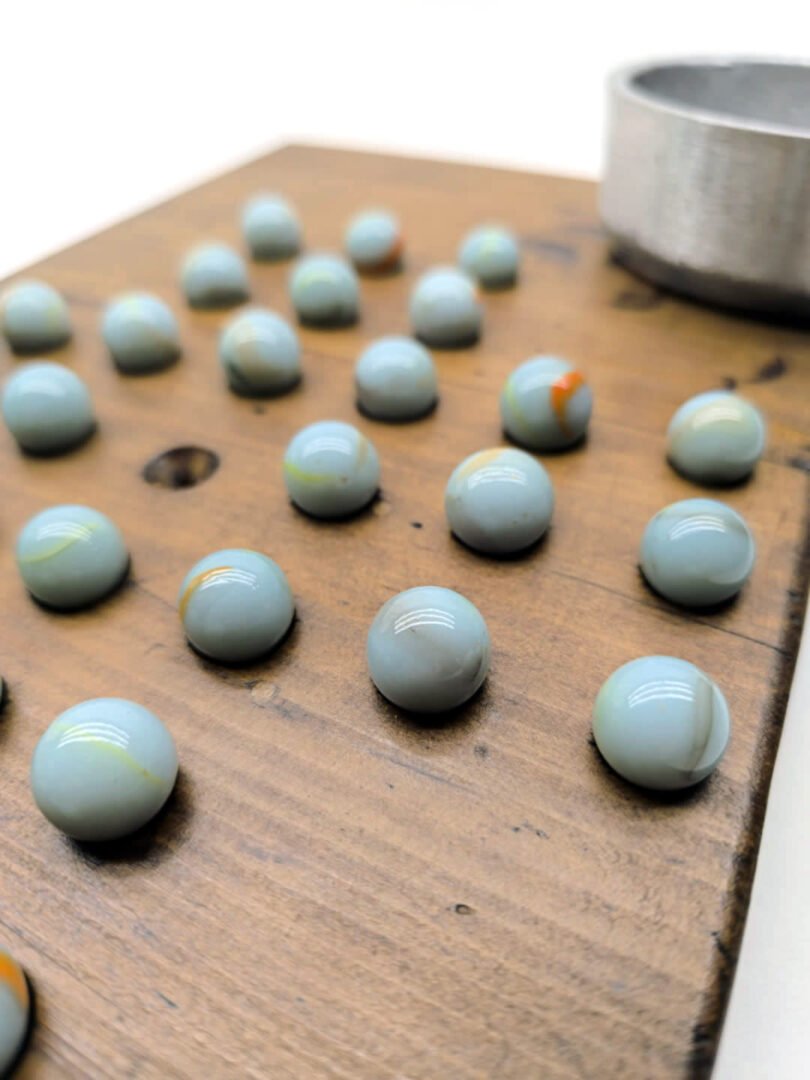 Senku de madera y bolitas (canicas) - Imagen 3