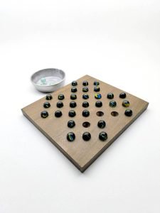 Senku de madera y bolitas (canicas)